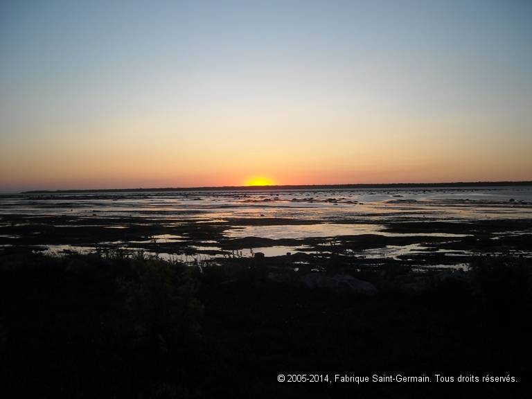 daris_11_coucher_soleil.jpg - Coucher de soleil sur la "mer" (= le fleuve Saint-Laurent). Photo: Andr� Daris.